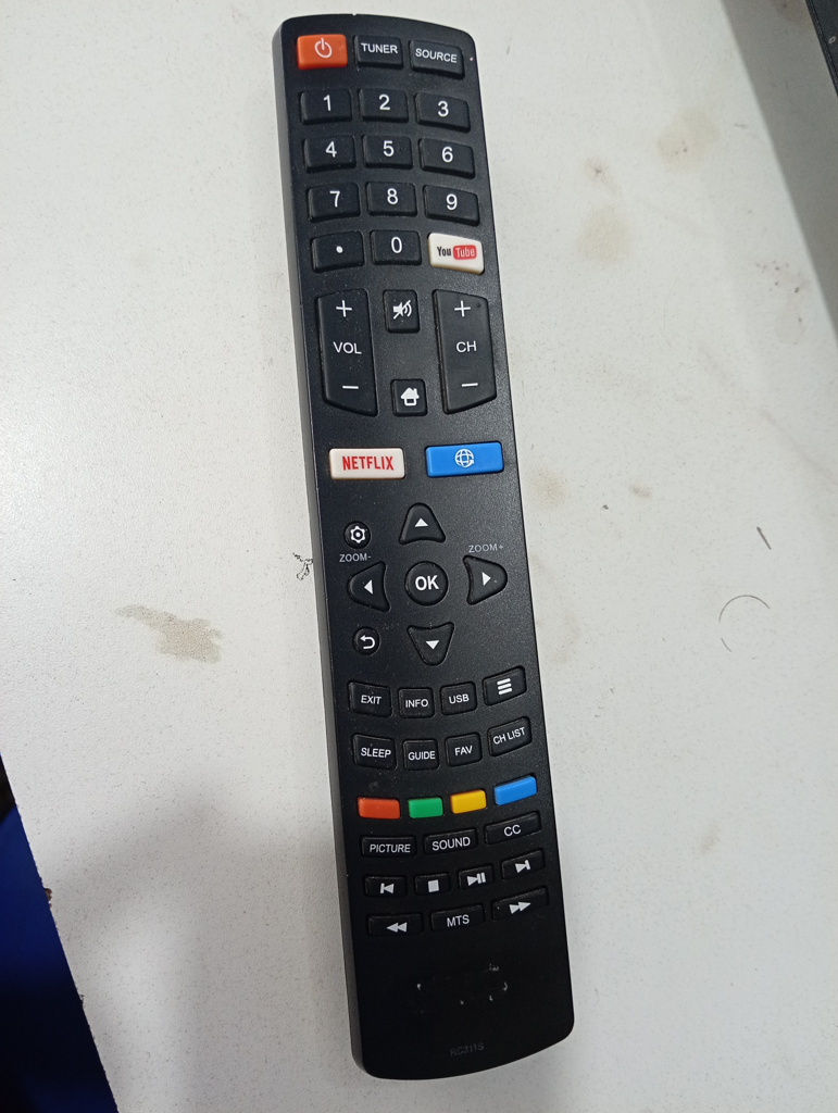 Foto 2 de Televisor Led Smart De 32 '' Marca Tokyo Connect Modelo Toktcled32s Con Control Usado En Buen Estado Acc PatitasCable Power