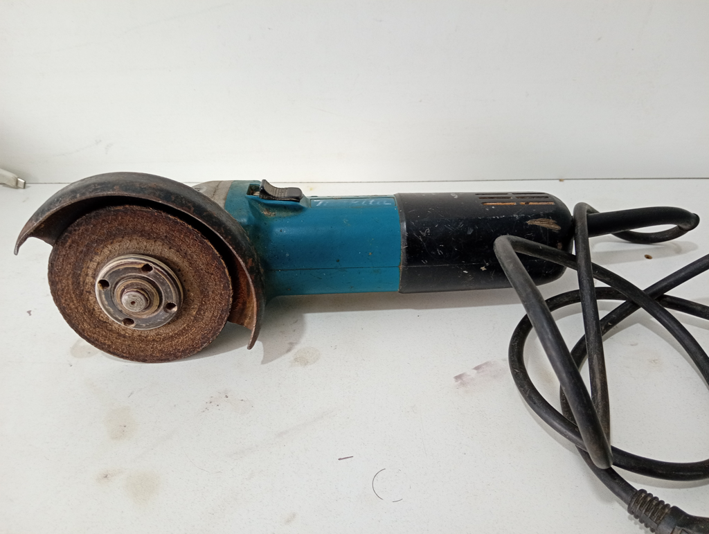 Pulidora Marca Makita. Modelo 9557hn Tamaño Pequeño Usado En Buen Estado Acc Protector
