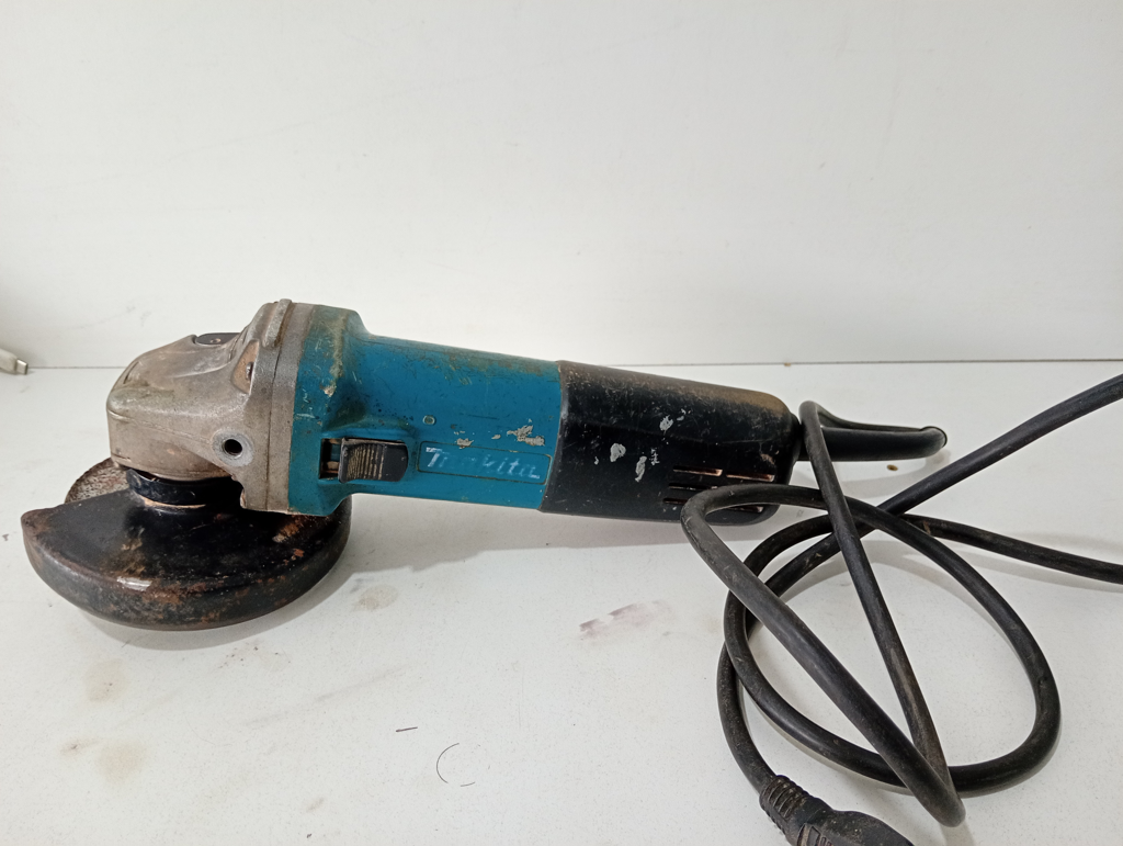 Foto 2 de Pulidora Marca Makita. Modelo 9557hn Tamaño Pequeño Usado En Buen Estado Acc Protector