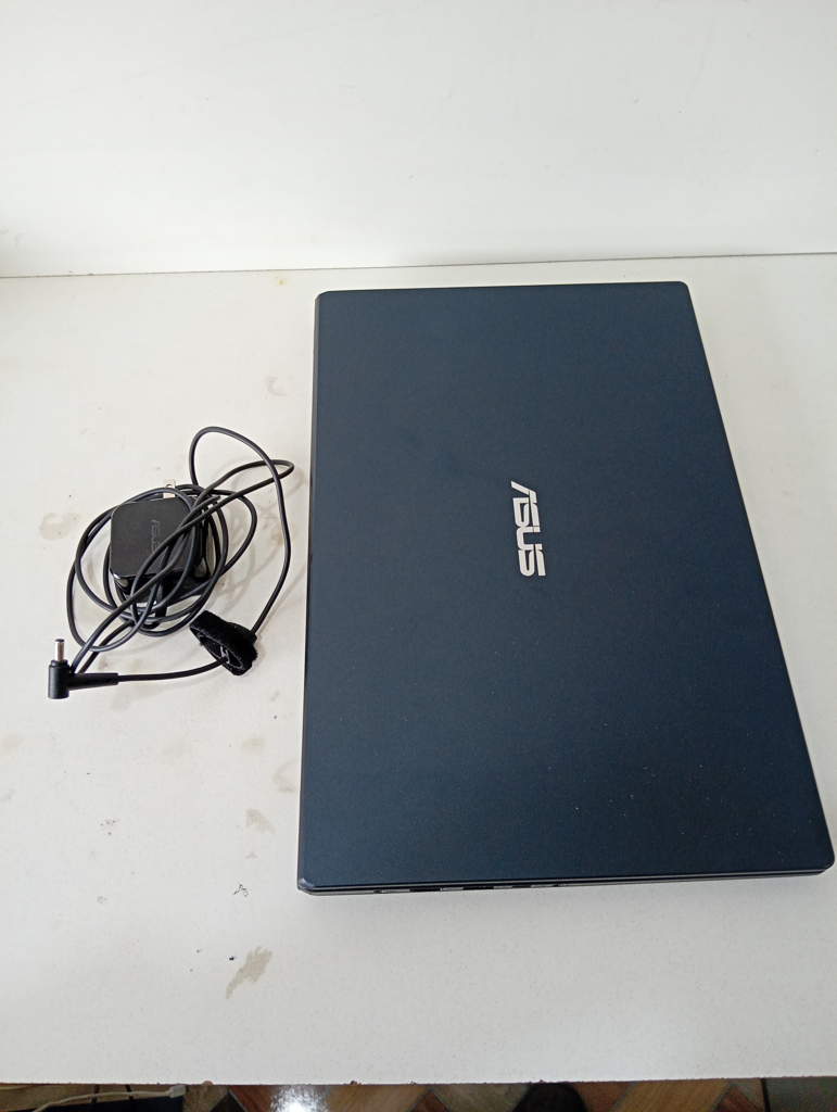 Foto 2 de Notebook Marca Asus Modelo E510 Procesador Celeron Memoria Ram 4 Gb Disco Duro 117 Gb Generacion 4 Acc Teclado Numerico