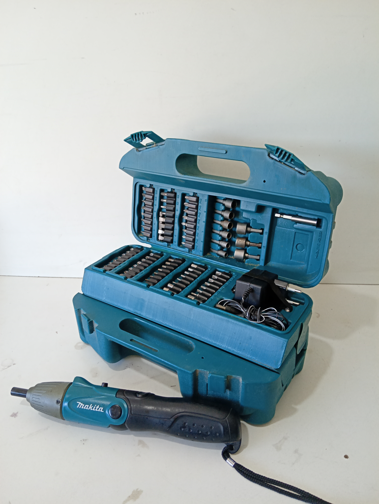 Destornillador Electrico Marca Makita A Bateria Modelo 6723d Acc CargadorCinta ColganteMechas
