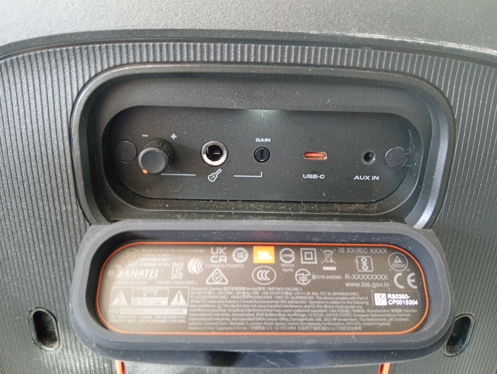 Foto 2 de Parlante Portatil Marca Jbl Modelo Encore Essential 2 Usado En Buen Estado Con Bateria Acc Cable Power