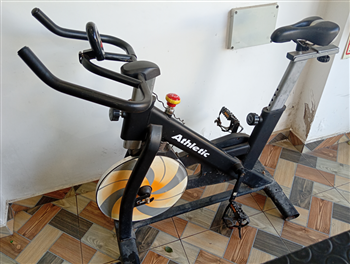 Bicicletas Estatica Marca Athletic Modelo 550b5 Usado En Buen Estado Acc Velocimetro Con Medidor De Tiempo Y Distancia
