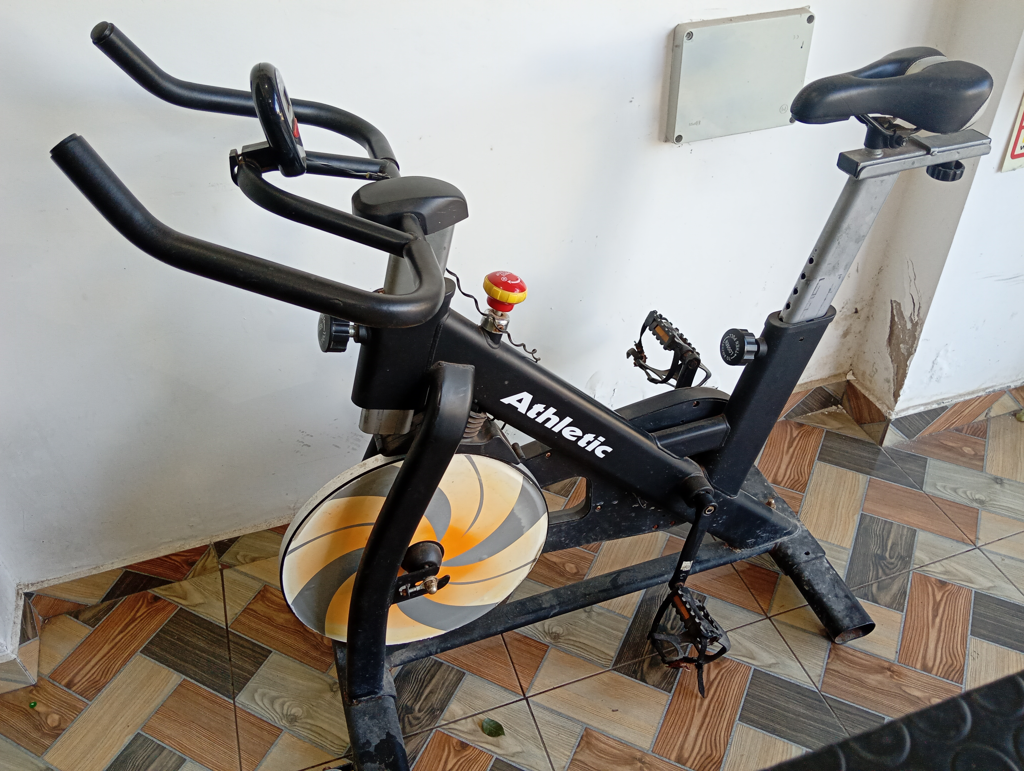 Bicicletas Estatica Marca Athletic Modelo 550b5 Usado En Buen Estado Acc Velocimetro Con Medidor De Tiempo Y Distancia