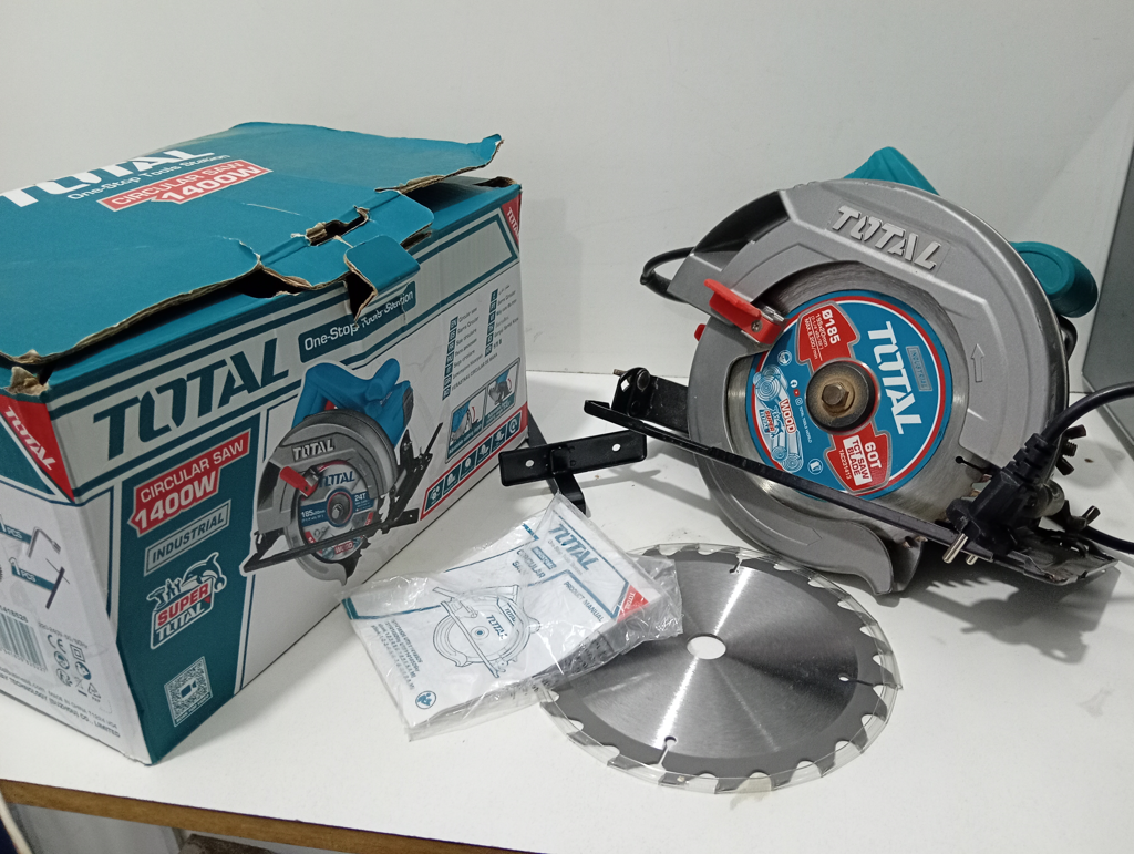 Sierra Tipo Circular Marca Total Modelo Ts11418526 Nuevo Sin Uso Acc Hoja De Sierra De RepuestoGuiaProtectorManual