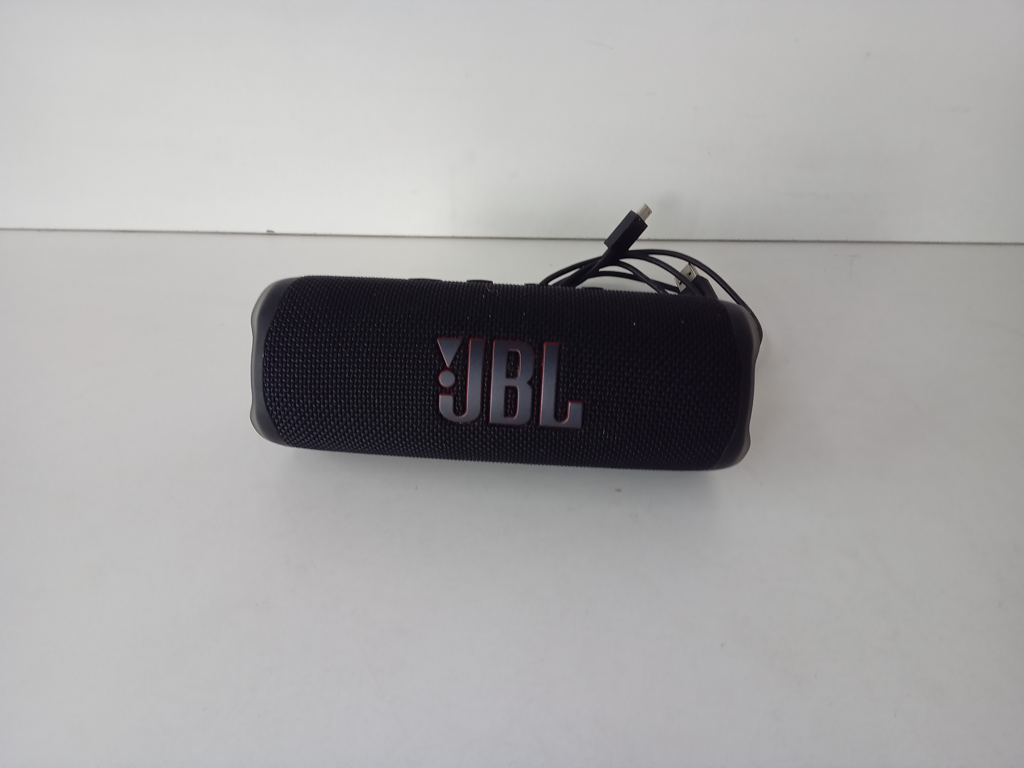 Parlante Portatil Marca Jbl Modelo Flip 6 Usado En Buen Estado Con Usb Acc No Tiene