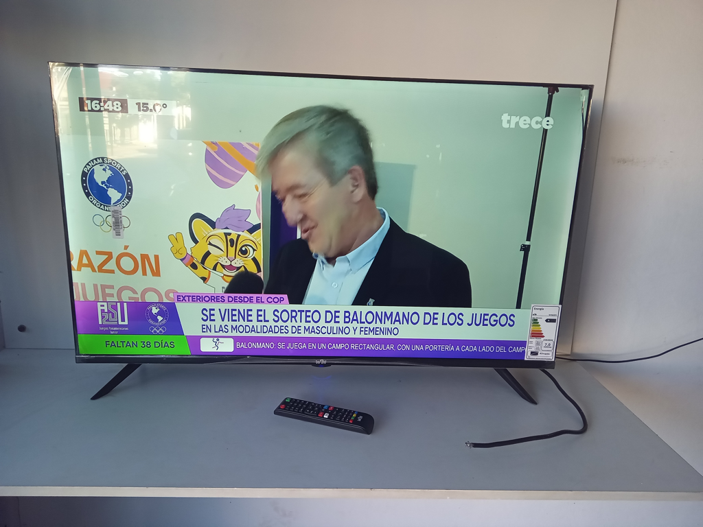 Televisor Led Smart De 43 '' Marca Win Modelo Win43fs Con Control Usado En Buen Estado Acc Patitas