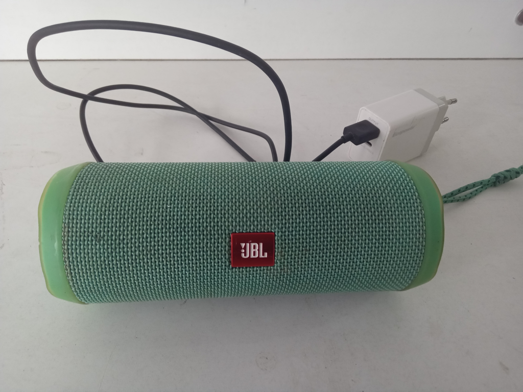 Speaker Potencia Watts No Tiene Marca Jbl Sin Control Modelo Flip 4 Sin Caja Acc Cargador