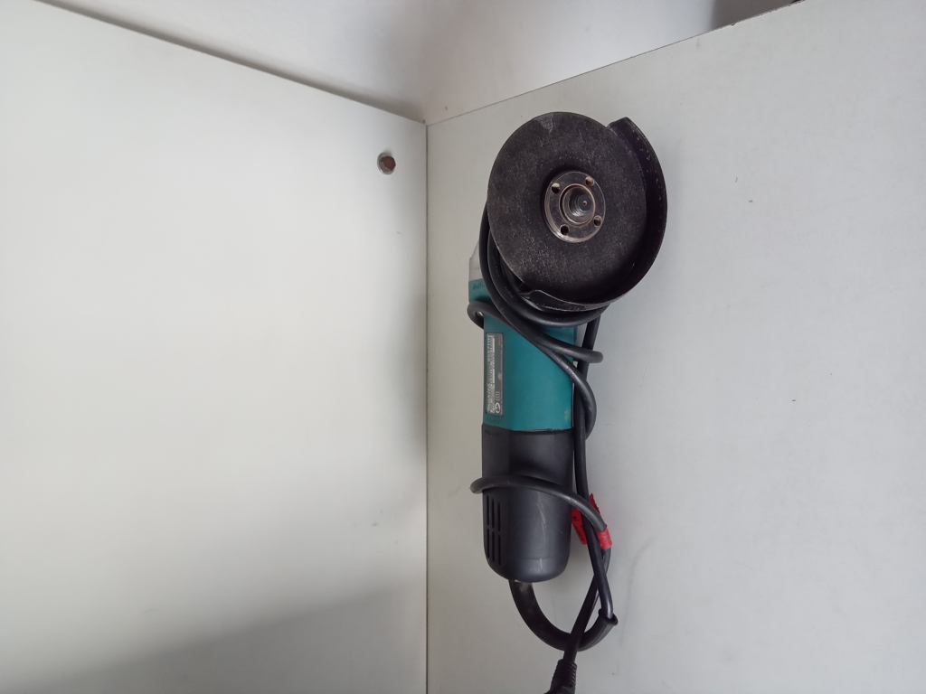 Pulidora Marca Makita Modelo 9557hn Tamaño Chico Usado En Buen Estado Acc Un Disco De CorteCoberto De Disco