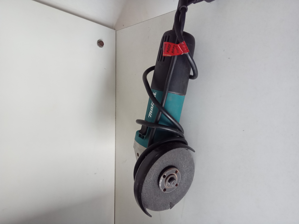 Foto 2 de Pulidora Marca Makita Modelo 9557hn Tamaño Chico Usado En Buen Estado Acc Un Disco De CorteCoberto De Disco