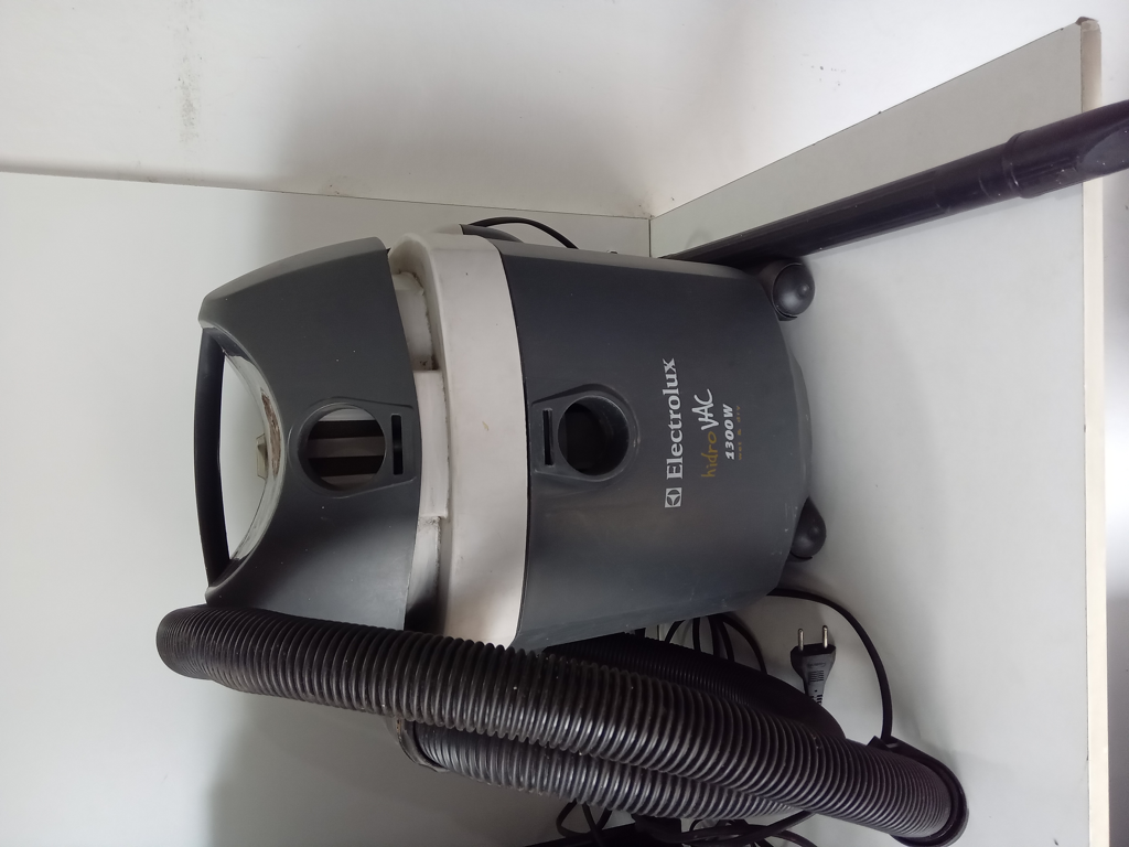 Aspiradora Marca Electrolux Modelo Hidrovac1300 Usado En Buen Estado Acc Una MangueraUn PicoUn AlargueFiltro