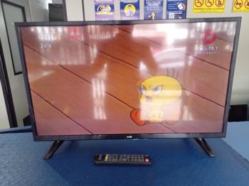 Televisor Led Convencional De 32 '' Marca Jam Modelo Ja32hd218 Usado En Buen Estado Con Control Sin Caja Acc Patitas