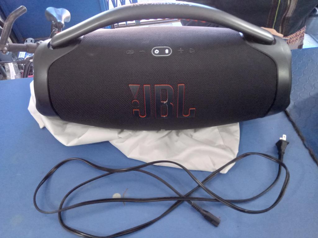 Speaker Potencia Watts No Tiene Marca Jbl Sin Control Modelo Boombox 3 Usado En Buen Estado Sin Caja Acc Cable PowerCon Tela Blanca