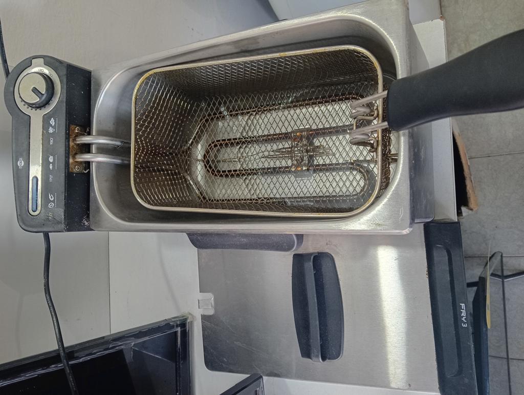 Fritadora Marca Tokyo De 3lts Modelo Edtfry3-N Usado Con Desgaste Acc Tapa Y Canasta