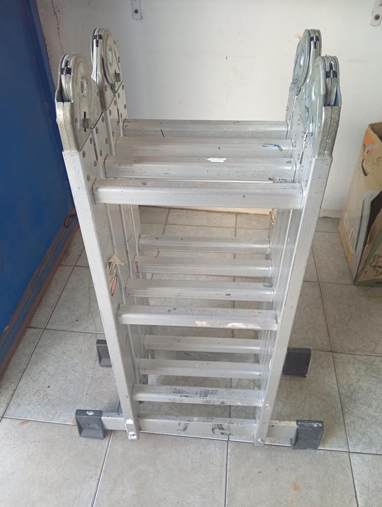 Escalera Marca No Tiene Altura 4 M Cap 120 Kg. Usado En Buen Estado Acc No Tiene