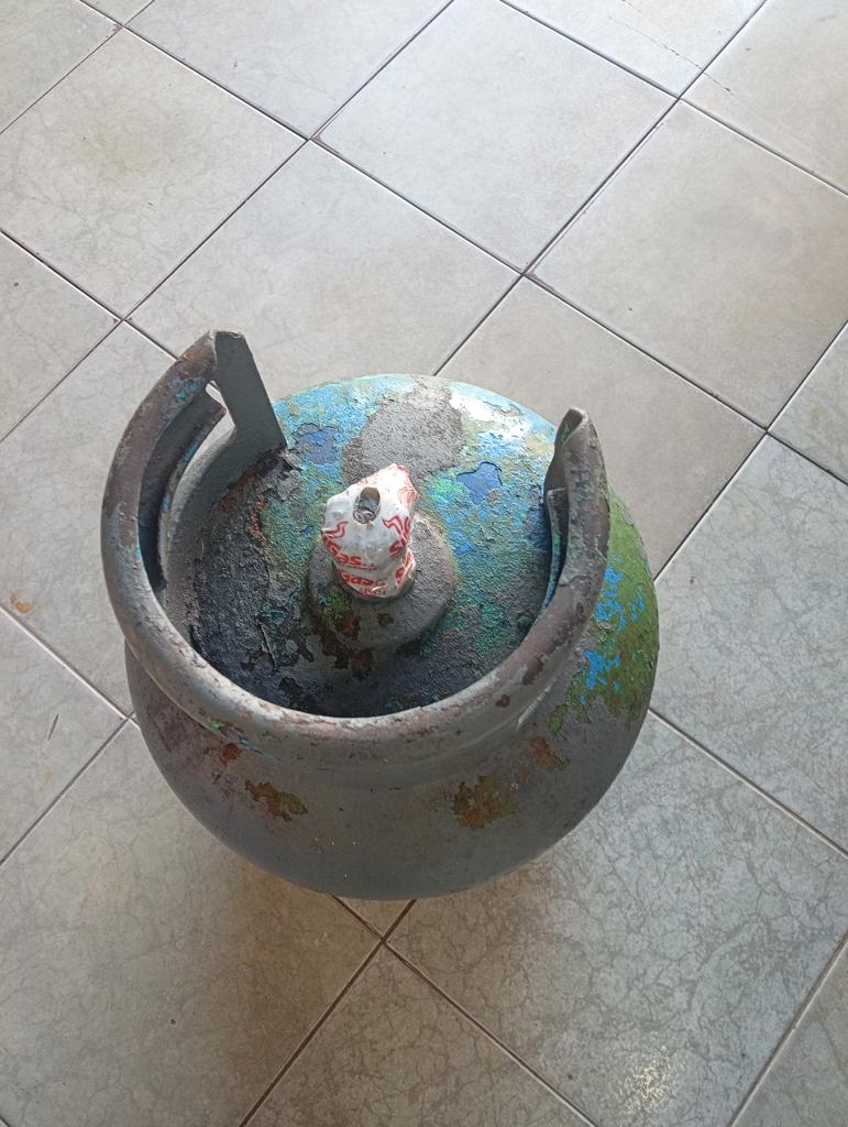 Foto 2 de Garrafa Cap 10 Kg. Marca Sugas Usado En Buen Estado Color Gris Acc No Tiene