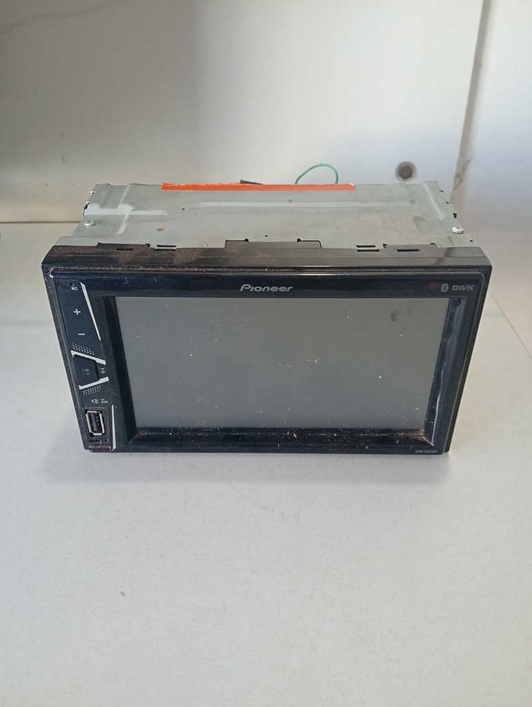 Auto Radio Con Pantalla Marca Piooner Sin Control Modelo Dmh-G225bt Usado En Buen Estado De 6 '' Acc No Tiene