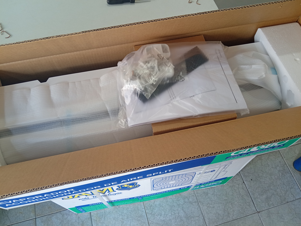 Foto 2 de Aire Acondicionado Tipo Split Marca Jam Potencia Btu 18.000 Con Kit Instalacion Con Control Modelo Jf-18chrn1 Nuevo Sin Uso Con Caja Acc No Tiene