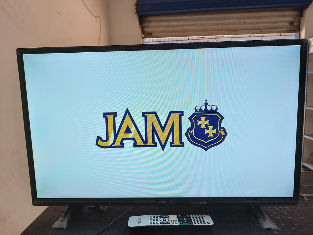 Televisor Led Smart De 32 '' Marca Jam Modelo Sk32e10 Con Control Usado En Buen Estado Acc Patitas