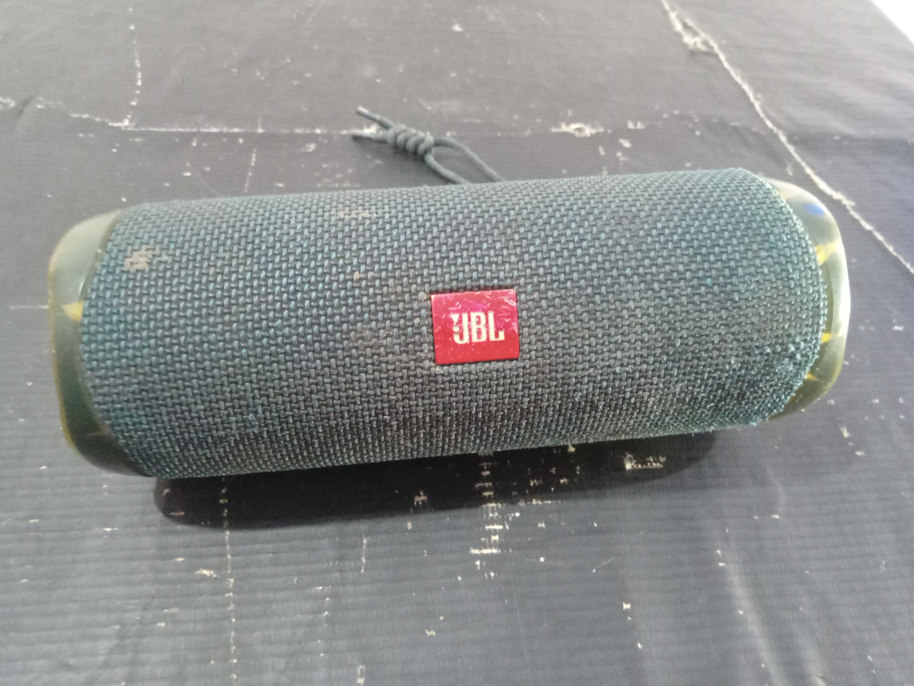 Parlante Portatil Marca Jbl Modelo Flip 5 Usado En Buen Estado Con S/A Acc S/A