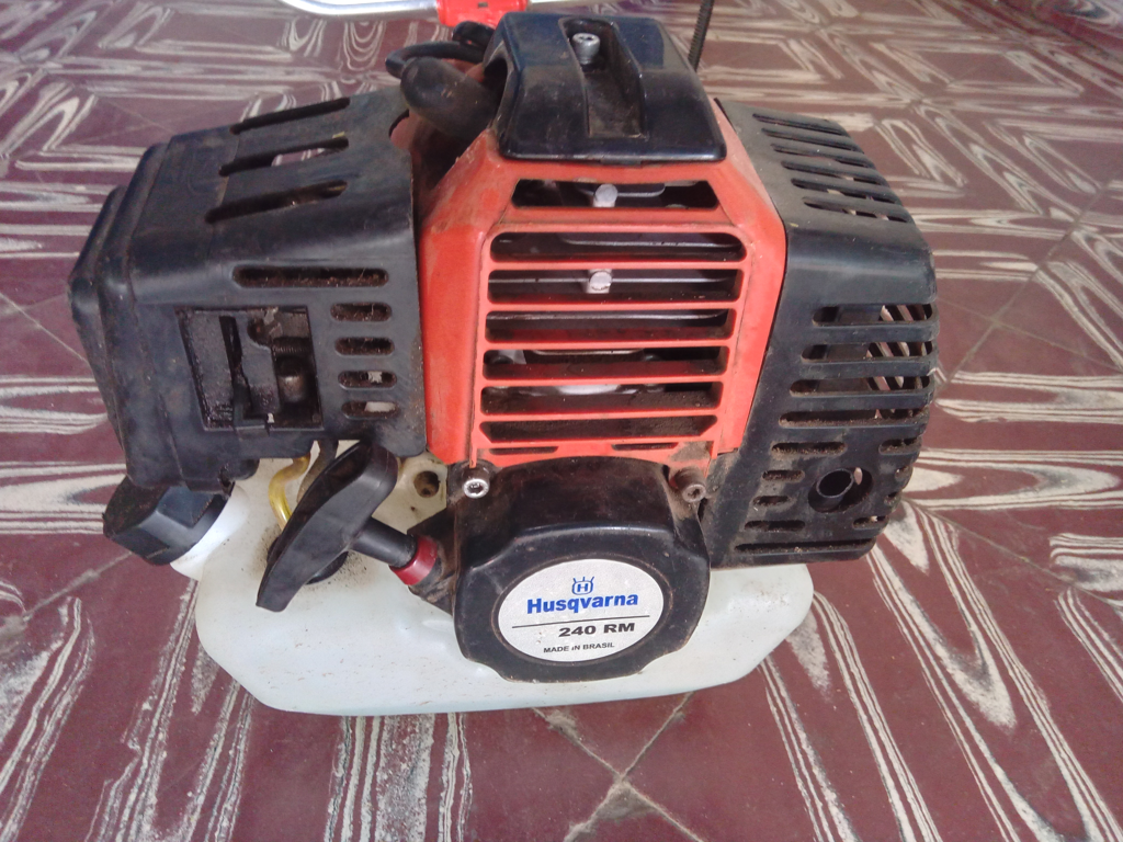 Desmalezadora Marca Husqvarna Modelo Cg-240 Usado En Buen Estado Original No Acc Naylon Cabezal Protector