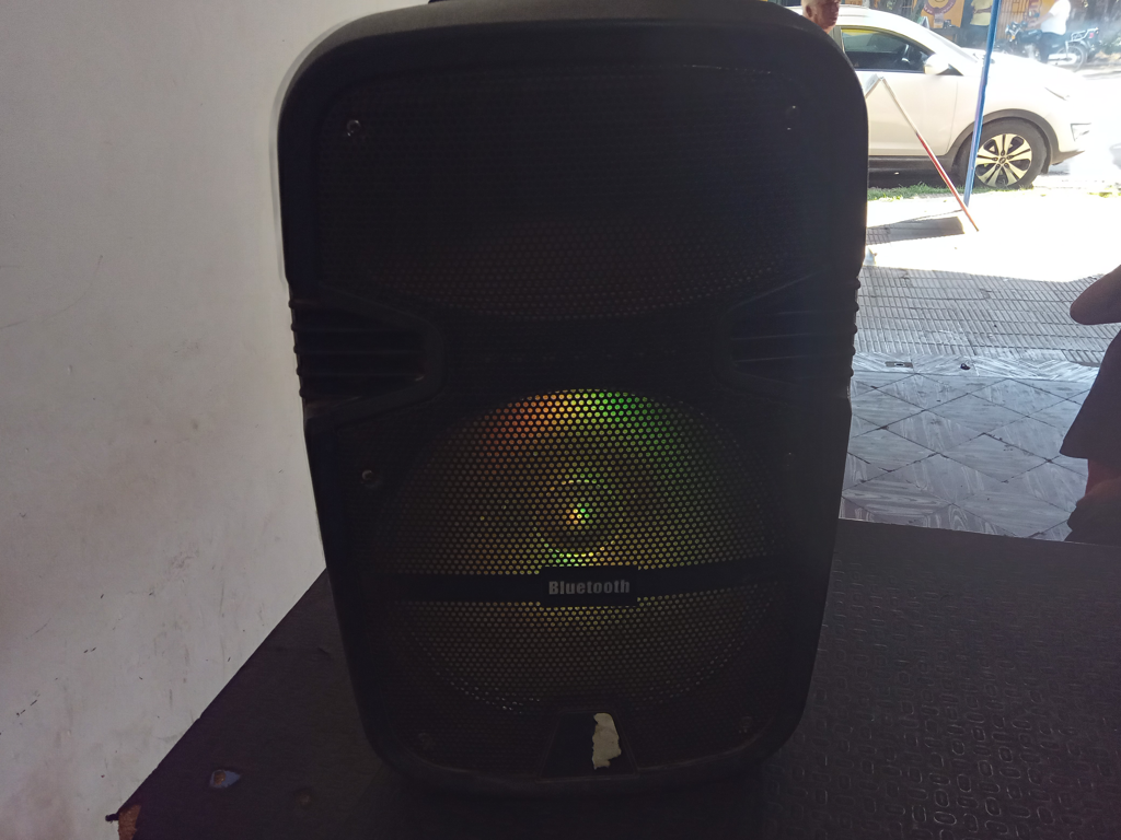 Caja De Sonido Amplificada Marca Mega Star Modelo 12 Inch Sin Control Usado En Buen Estado Acc Luces LedsAmFmBtUsb Rueditas