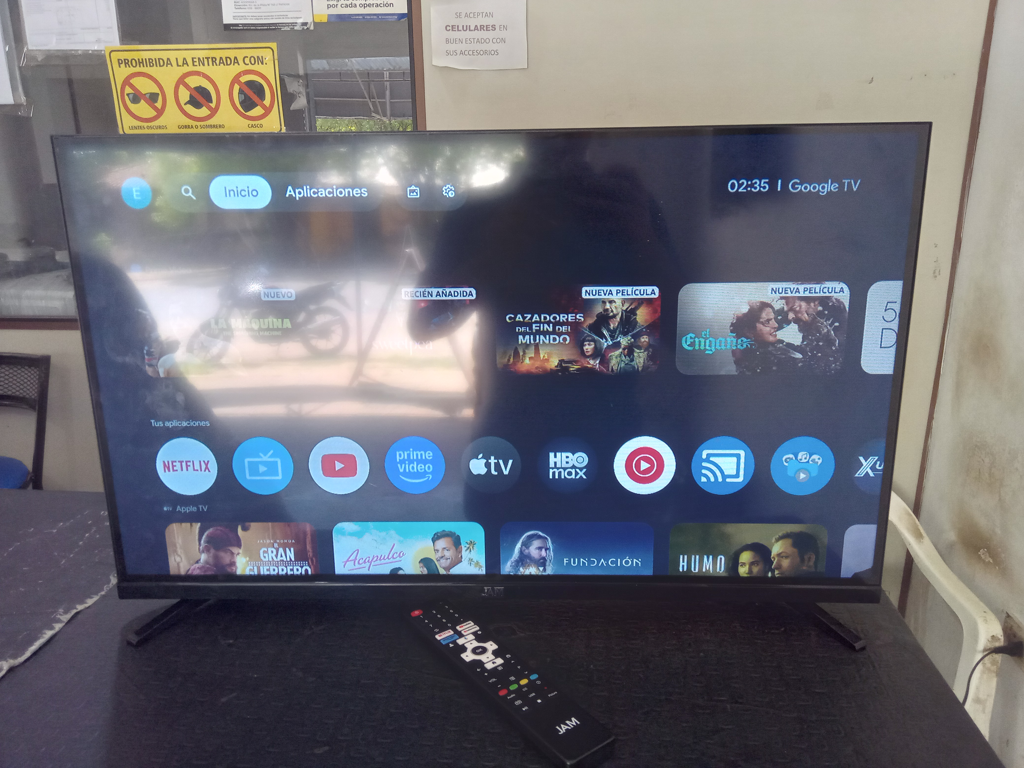 Televisor Led Smart De 32 '' Marca Jam Modelo Ultrasgtm-32gfs Con Control Usado En Buen Estado Acc Par De Patitas Control