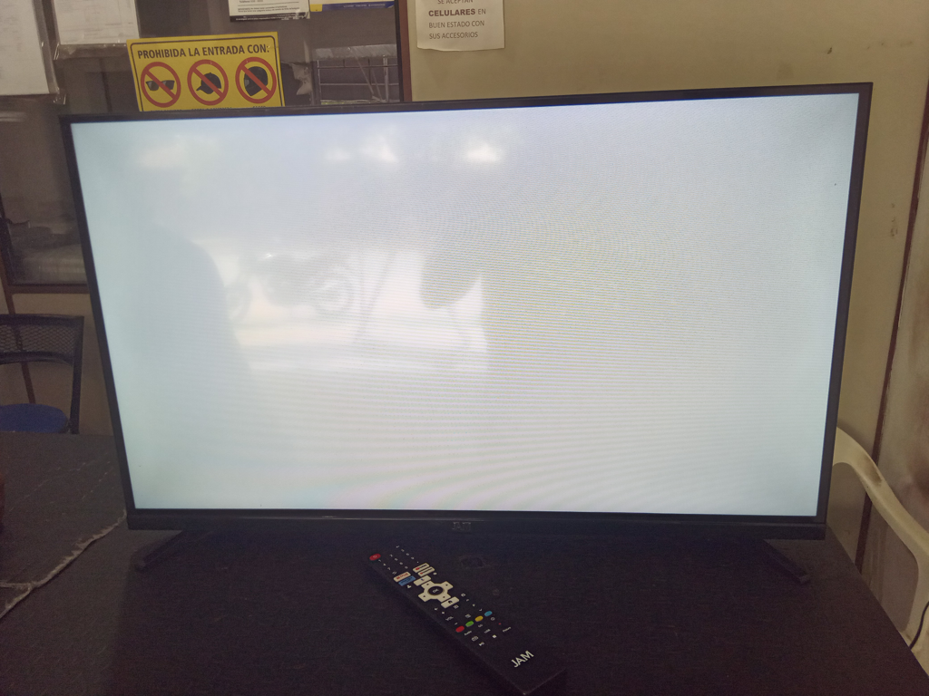 Foto 2 de Televisor Led Smart De 32 '' Marca Jam Modelo Ultrasgtm-32gfs Con Control Usado En Buen Estado Acc Par De Patitas Control