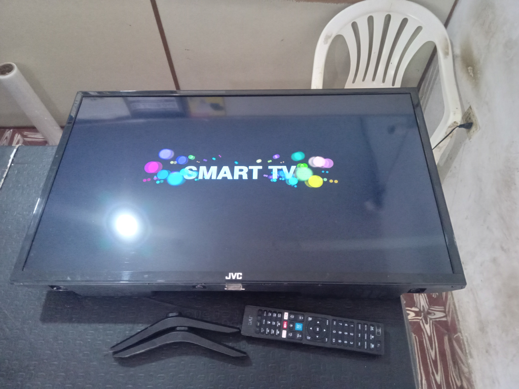 Televisor Led Smart De 32 '' Marca Jvc Modelo Lt32n750oua Con Control Usado En Buen Estado Acc Patitas Control