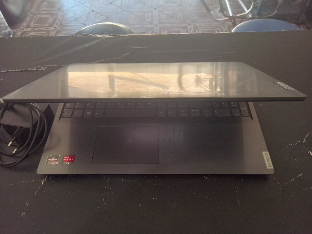 Notebook Marca Llenovo Modelo V15-Ada Procesador Amd Ryzen 5 Memoria Ram 8 Gb Disco Duro 1.000 Gb Generacion 5 Acc Cargador