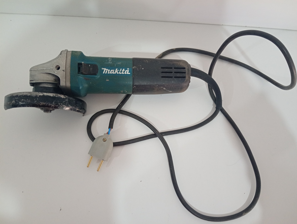 Pulidora Marca Makita Modelo 9557hn Tamaño Pequeño Usado En Buen Estado Acc Protector
