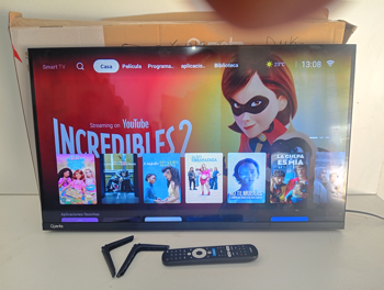 Televisor Led Smart De 32 '' Marca Quanta Modelo Qtatv32 Con Control No Tiene Acc 2 Patitas Tornillos Control Con Pilas