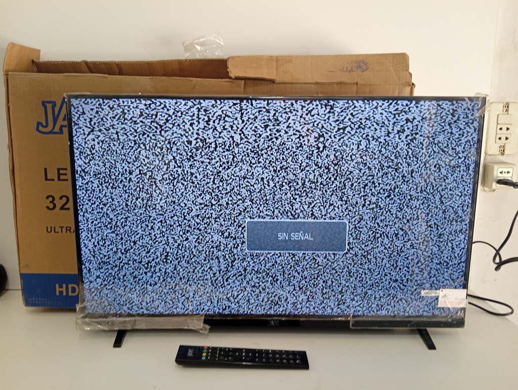 Televisor Led Convencional De 32 '' Marca Jam. Modelo Ultraslim Usado En Buen Estado Con Control Con Caja Acc 2 Patitas