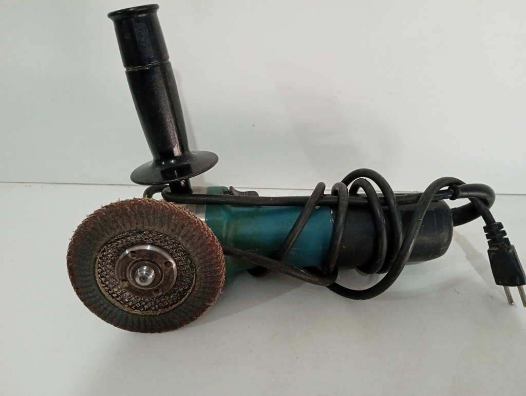 Pulidora Marca Makita Modelo 9557hn Tamaño Pequeño Usado En Buen Estado Acc Mango De AgarreDisco