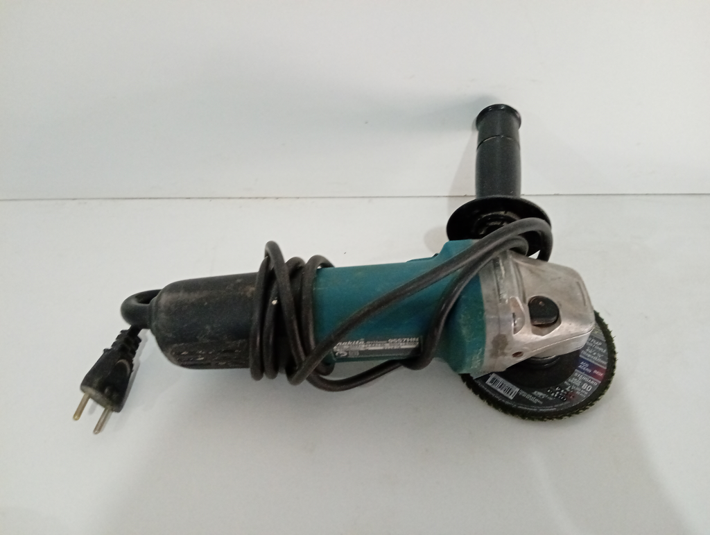 Foto 2 de Pulidora Marca Makita Modelo 9557hn Tamaño Pequeño Usado En Buen Estado Acc Mango De AgarreDisco