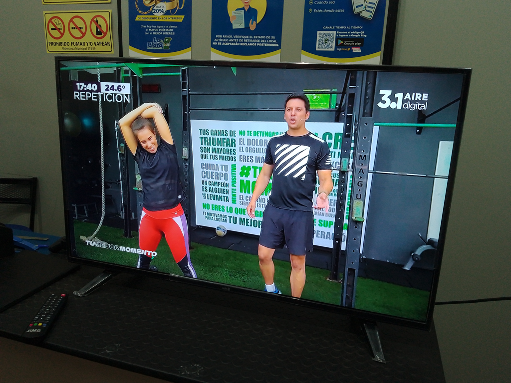 Televisor Led Convencional De 43 '' Marca Jam Modelo Ja43fhd218 Usado En Buen Estado Con Control Sin Caja Acc Con Soporte De ParedPatitas