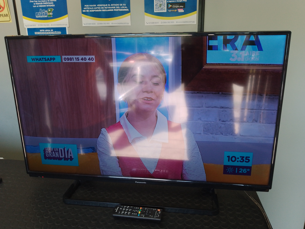 Televisor Led Convencional De 40 '' Marca Panasonic Modelo Tc-40a400l Usado En Buen Estado Con Control Sin Caja Acc Con Patita Tipo BaseCable Corriente
