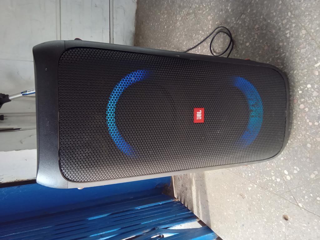Caja De Sonido Amplificada Marca Jbl Modelo Partybox 310 Sin Control Usado En Buen Estado Acc BtUsbEntrada Para MicrofonoRueditasCable Power