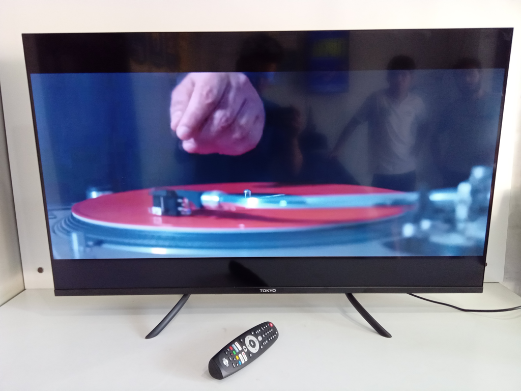 Televisor Led Smart De 43 '' Marca Tokyo Modelo Tvtokkff43gtv Con Control Usado En Buen Estado Acc Par De PatitasCable Corriente2 Pilas