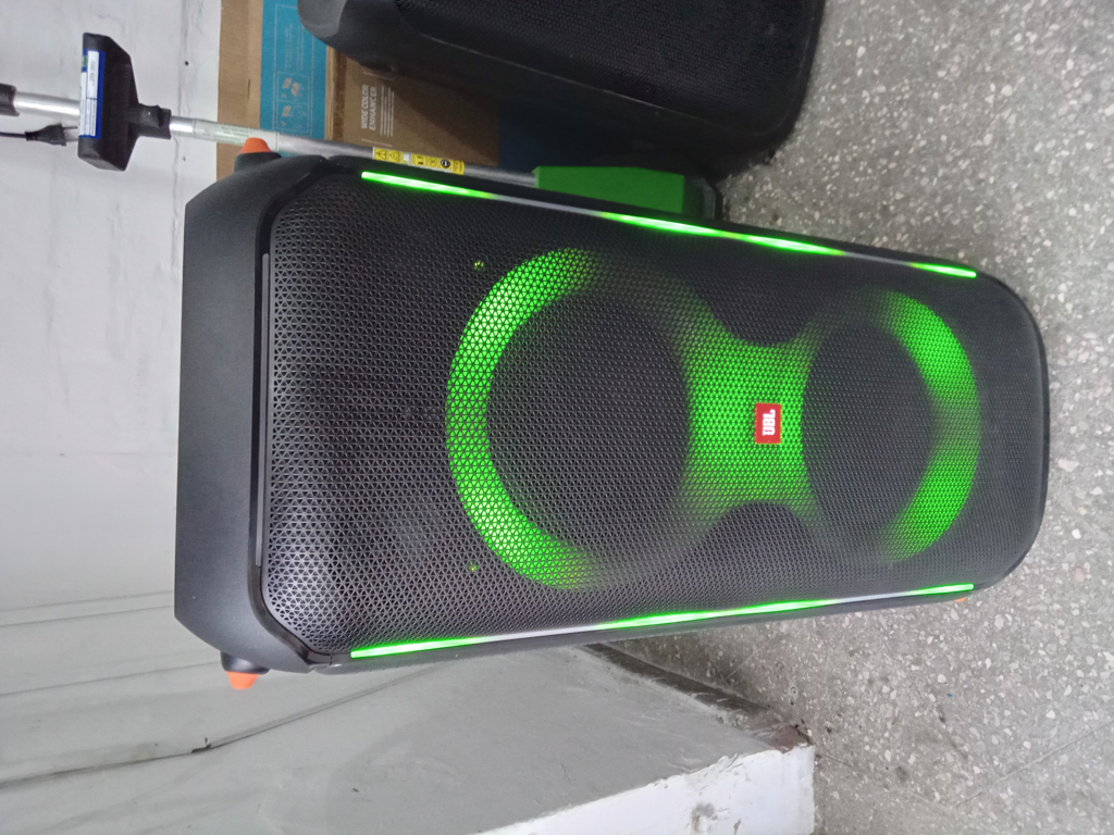 Parlante Portatil Marca Jbl Modelo Partybox 710 Usado En Buen Estado Con Rueditas Acc Cable Power