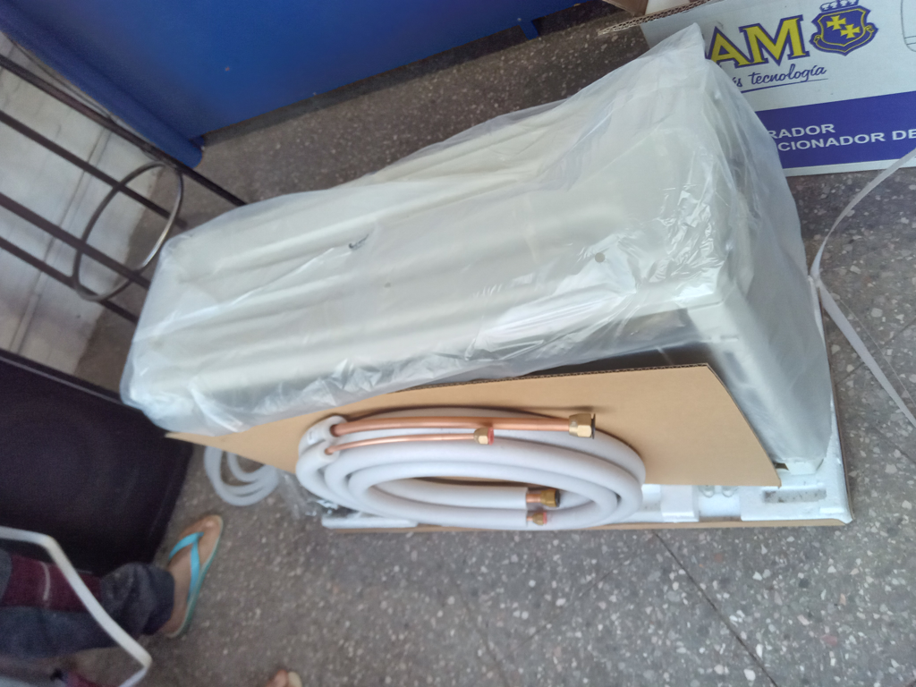 Foto 3 de Aire Acondicionado Tipo Split Marca Jam Potencia Btu 12.000 Con Kit Instalacion Con Control Modelo Jf12chrn1 Nuevo Sin Uso Con Caja Acc No Tiene