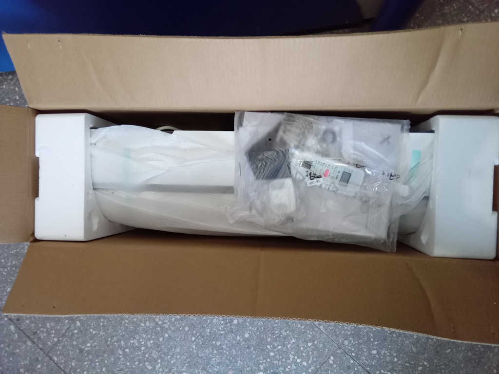 Foto 2 de Aire Acondicionado Tipo Split Marca Jam Potencia Btu 12.000 Con Kit Instalacion Con Control Modelo Jf12chrn1 Nuevo Sin Uso Con Caja Acc No Tiene