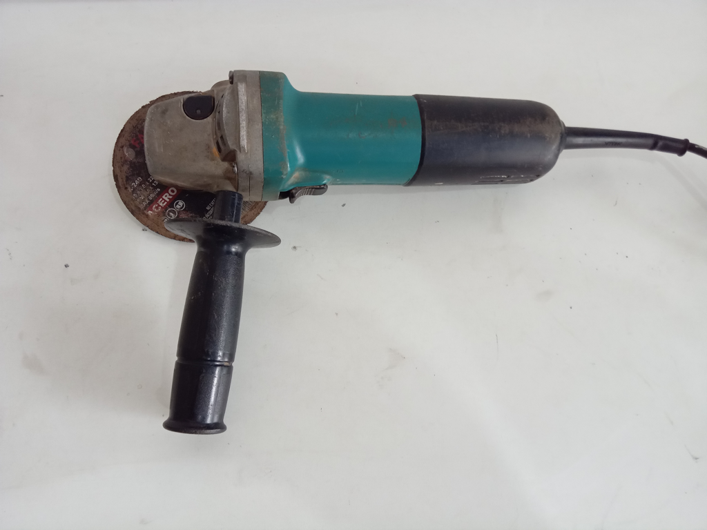 Pulidora Marca Makita Modelo 9557hn Tamaño Pequeño Usado En Buen Estado Acc Un DiscoManija