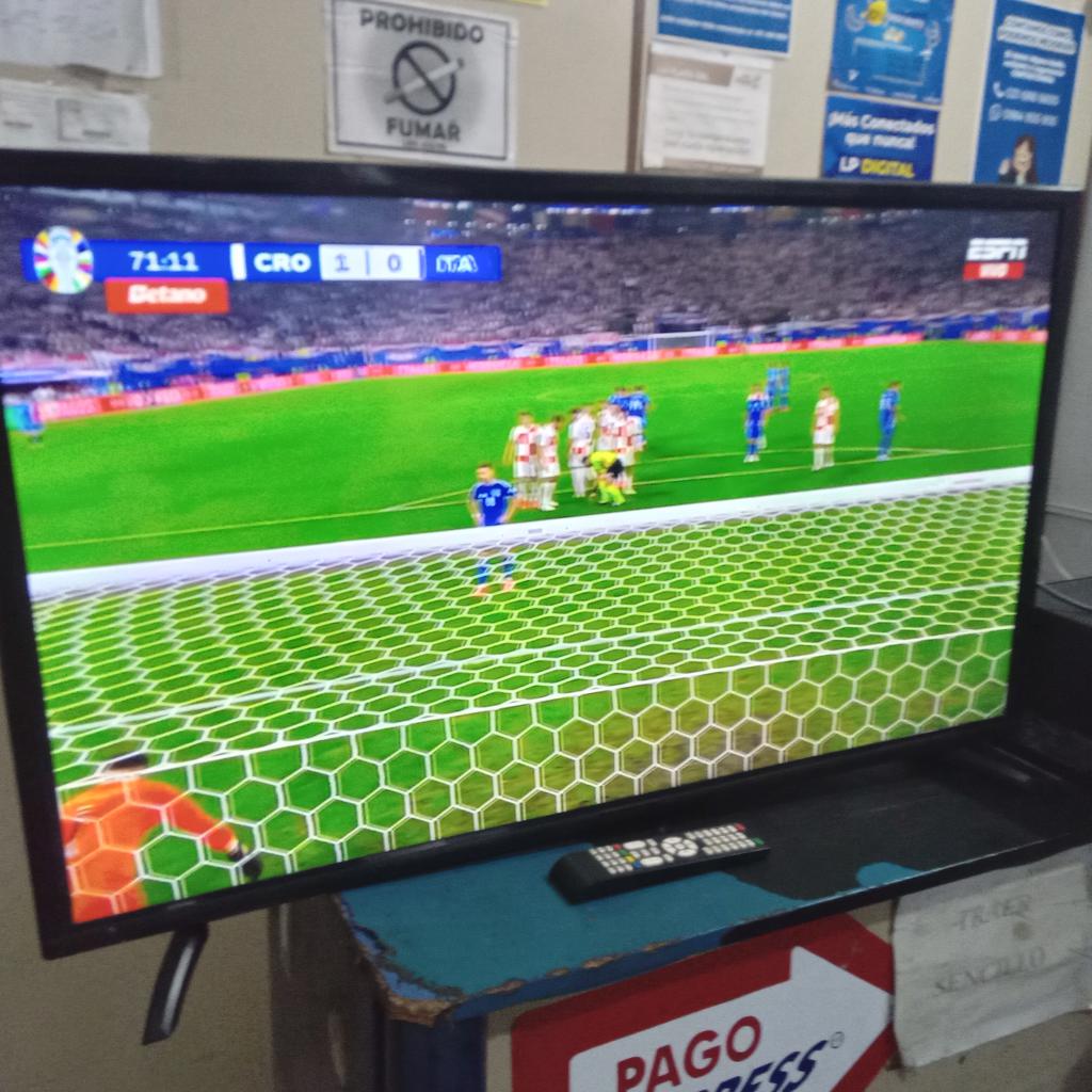 Televisor Led Convencional De 43 '' Marca Hisenic Modelo No Visble Usado En Buen Estado Con Control Sin Caja Acc PatitasControlCable Power