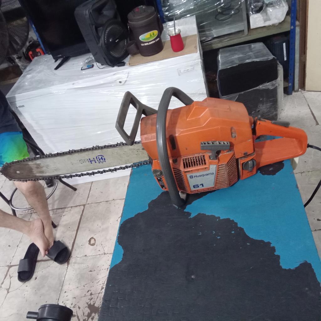 Motosierra Marca Husqvarna Modelo 61 Usado En Buen Estado Acc Naftero Original Espada De 50 Cm Con Cadena Sin Cubre Cadena