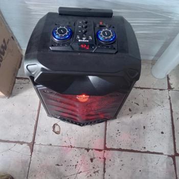 Caja De Sonido Amplificada Marca Mox Modelo No Tiene Sin Control Usado En Buen Estado Acc Con Radio Aux Bluetooh Usb Cargador Con Cable Power