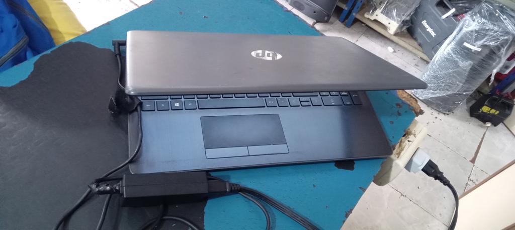 Foto 3 de Notebook Marca Hp Modelo 15-Da2033la Procesador Intelpentium 6405 U 2.40 Ghz Memoria Ram 4 Gb Disco Duro 120 Gb Generacion 6 Acc Con Teclado Numerico Con Entrada Hdmi Usb Wifi