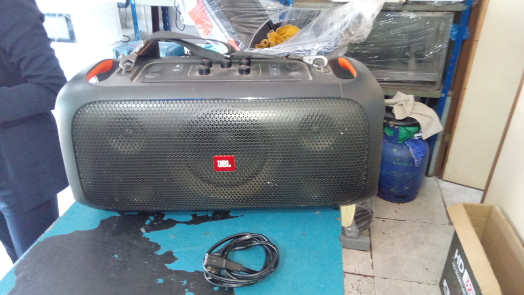 Parlante Portatil Marca Jbl Modelo Partybox On The Go Usado En Buen Estado Con Colgante Acc No Tiene