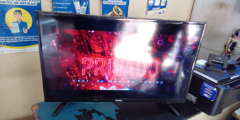 Televisor Led Smart De 32 '' Marca Fama Modelo Vf-32a5605 Sin Control Usado En Buen Estado Acc Cable Power