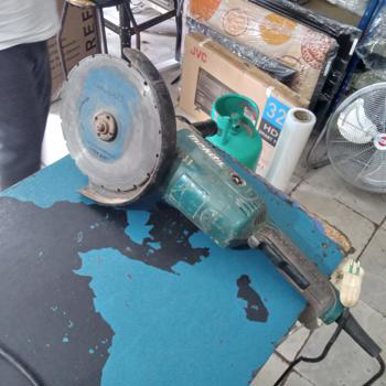 Pulidora Marca Makita Modelo No Tiene Tamaño Grande Usado En Buen Estado Acc Con Disco Protector Manija